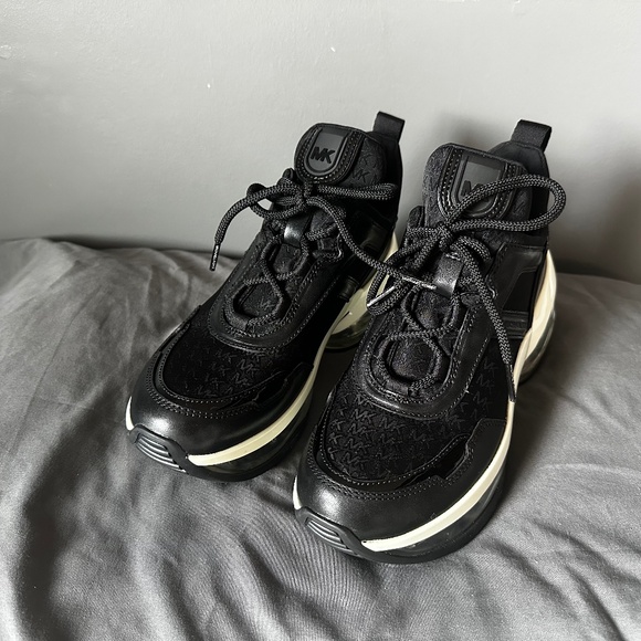 shoes - Picture 1 of 3